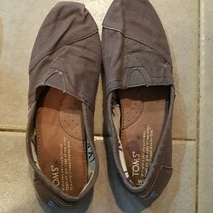 Tom's ladies slip ons. Could fit kids too